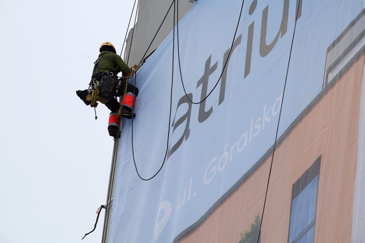 Técnico instalando cartelería